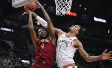 爱游戏体育网站-骑士队客场击败马刺队