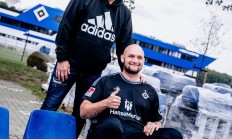 爱游戏官方入口-汉诺威96球员击败对手，展现实力