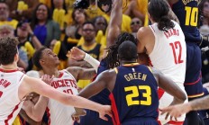 爱游戏亚洲官网-超级对决：球场上的热火激战