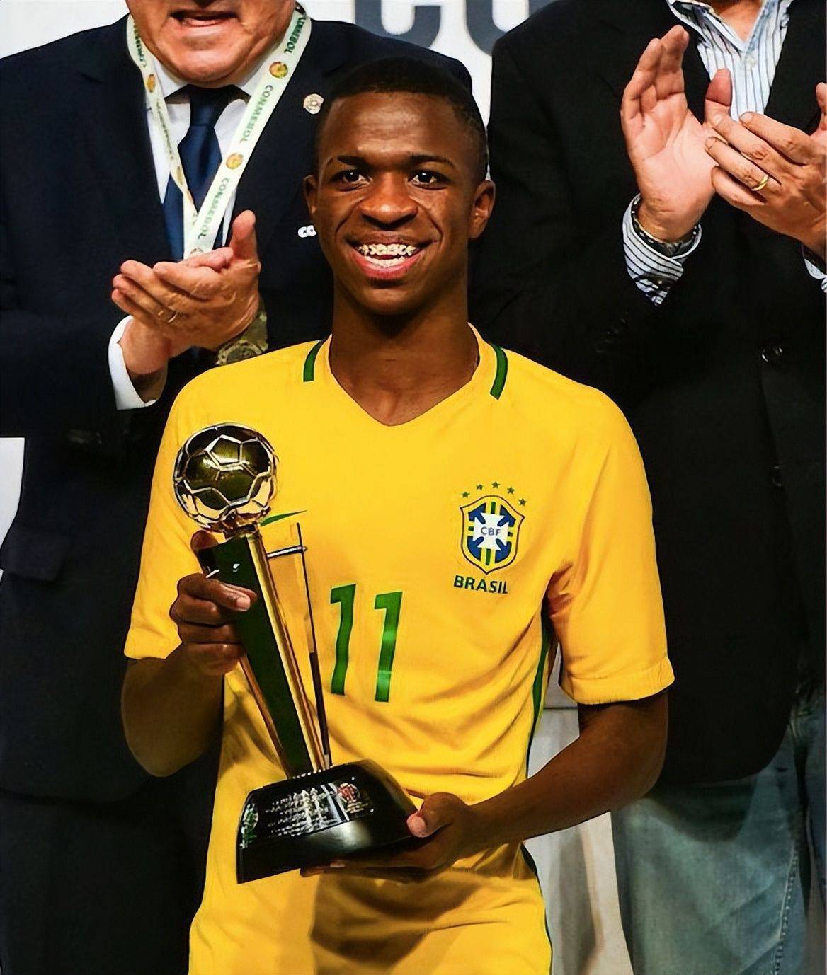 足球运动员精彩表现引人瞩目