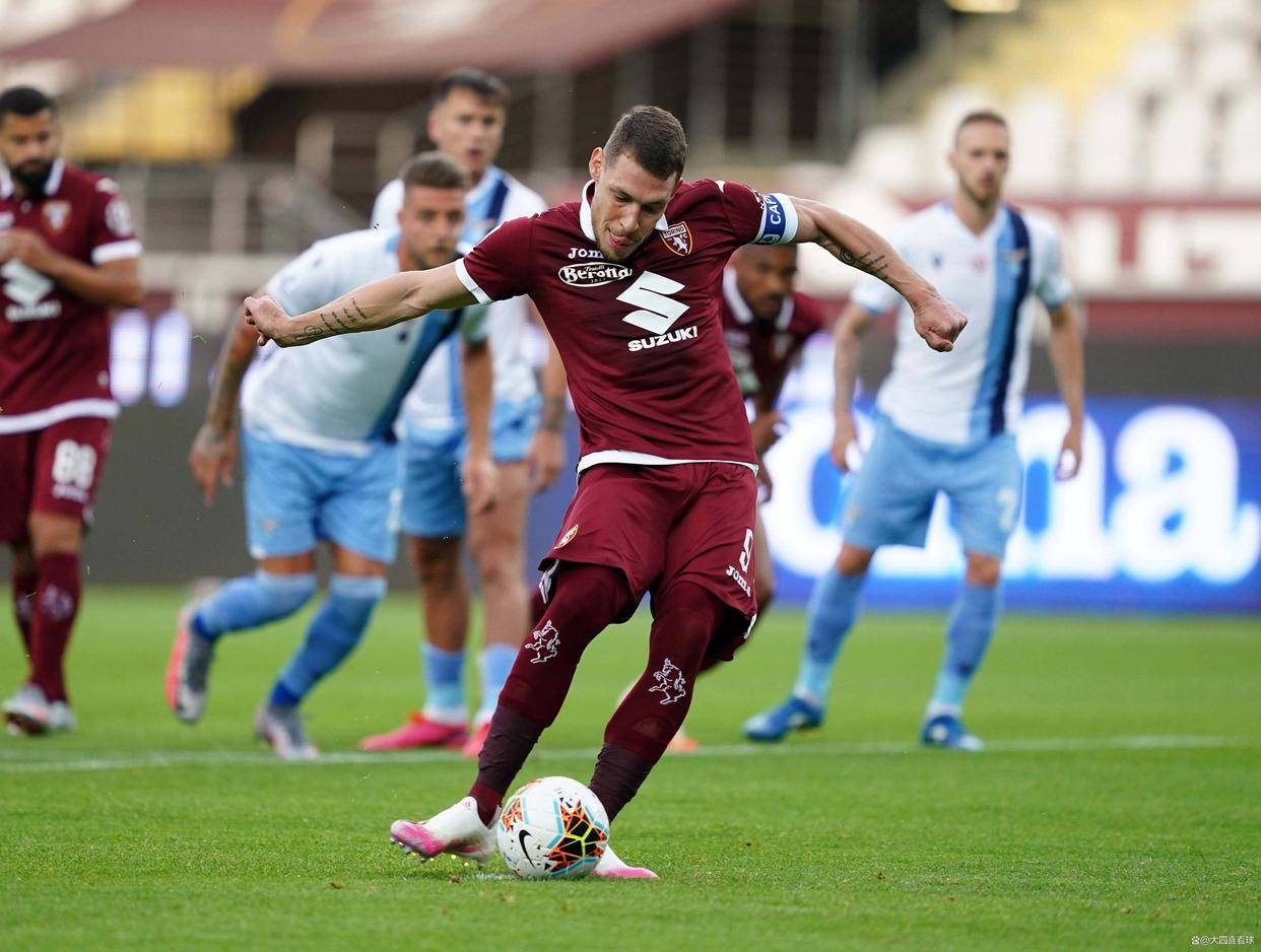 足球比赛赛场节奏紧凑，胜负悬念