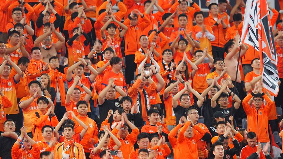 足球赛事引爆热情，球迷欢呼雀跃