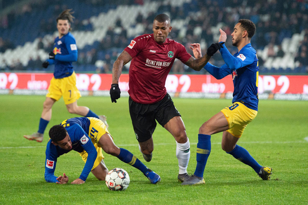 汉诺威96球员击败对手，展现实力