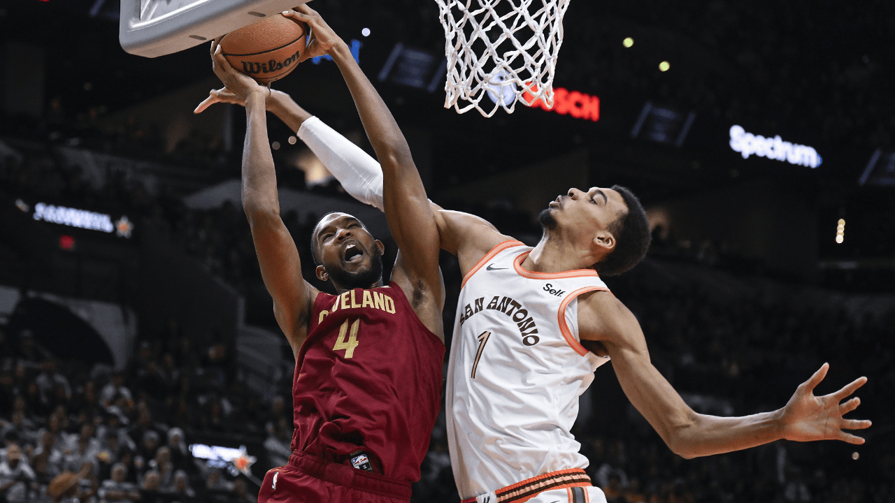 骑士队客场击败马刺队