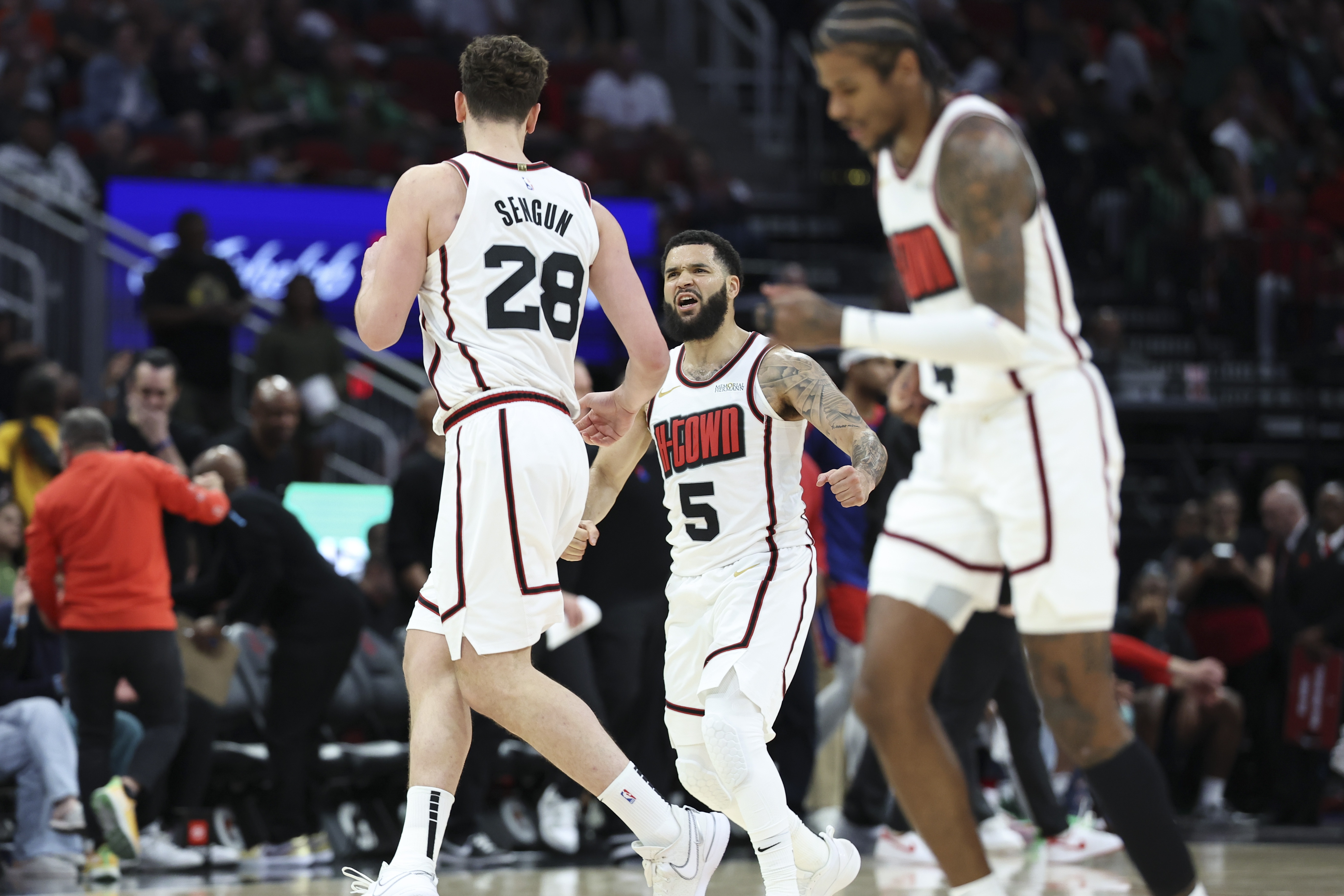 雄火箭克战胜掘金，取得连胜