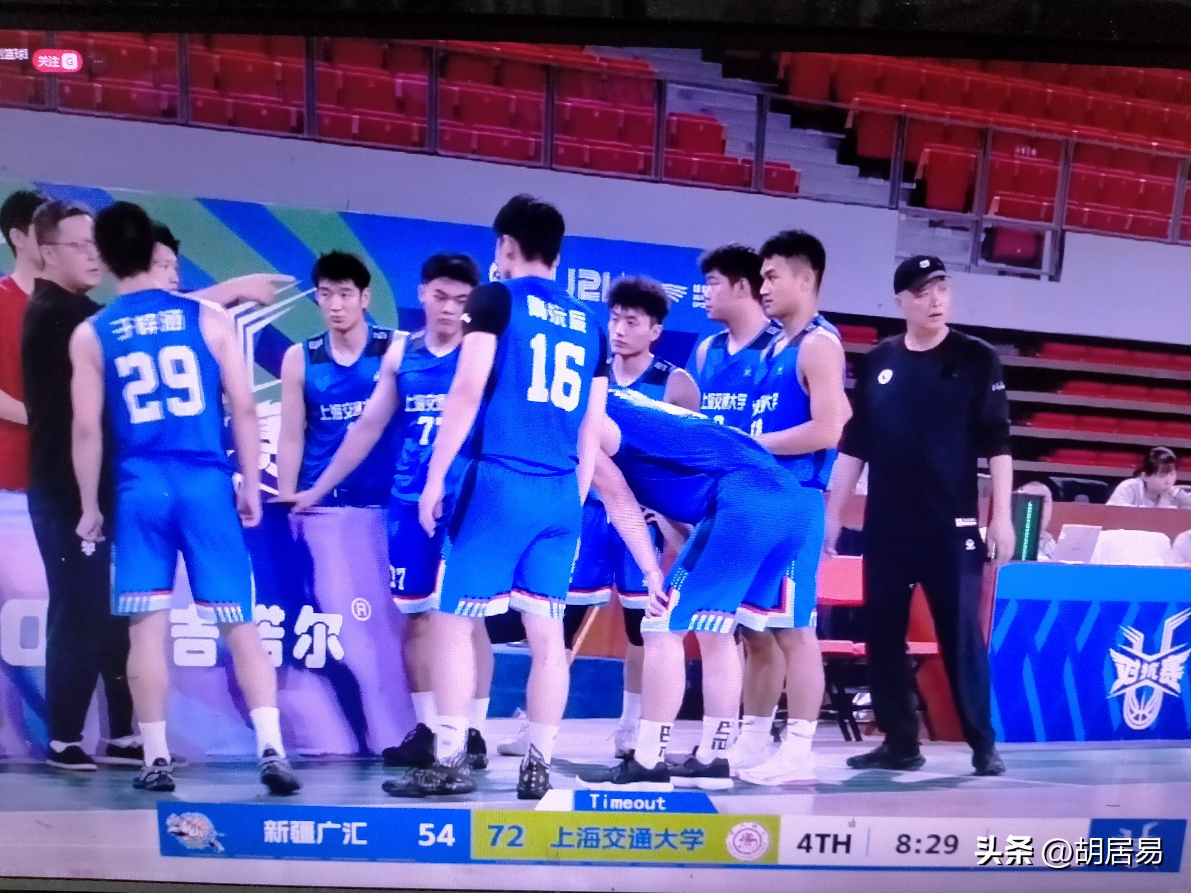 新疆男篮在比赛中展现出强大的快攻战术，赢得胜利