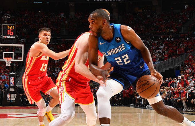 老鹰逆转雄鹿,暂居东部第二 老鹰逆转雄鹿,暂居东部第二