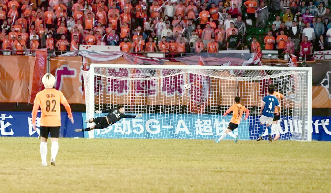 包含球场上的激情对决，挑战极限的精神风貌的词条