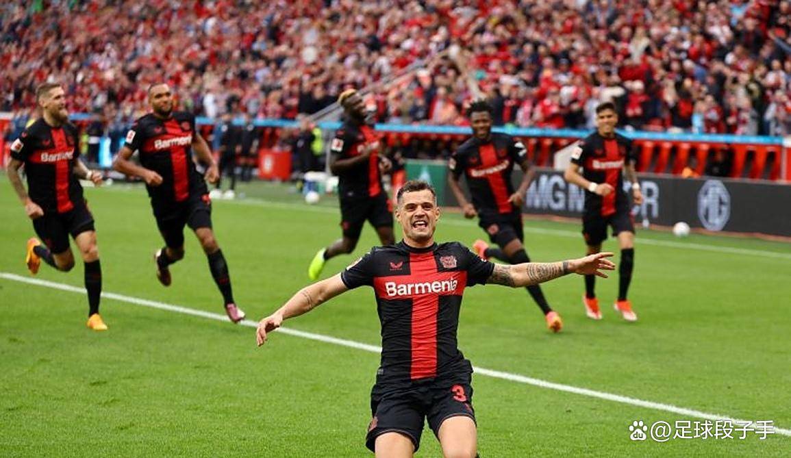 沙尔克不敌勒沃库森，全队集结备战下一场