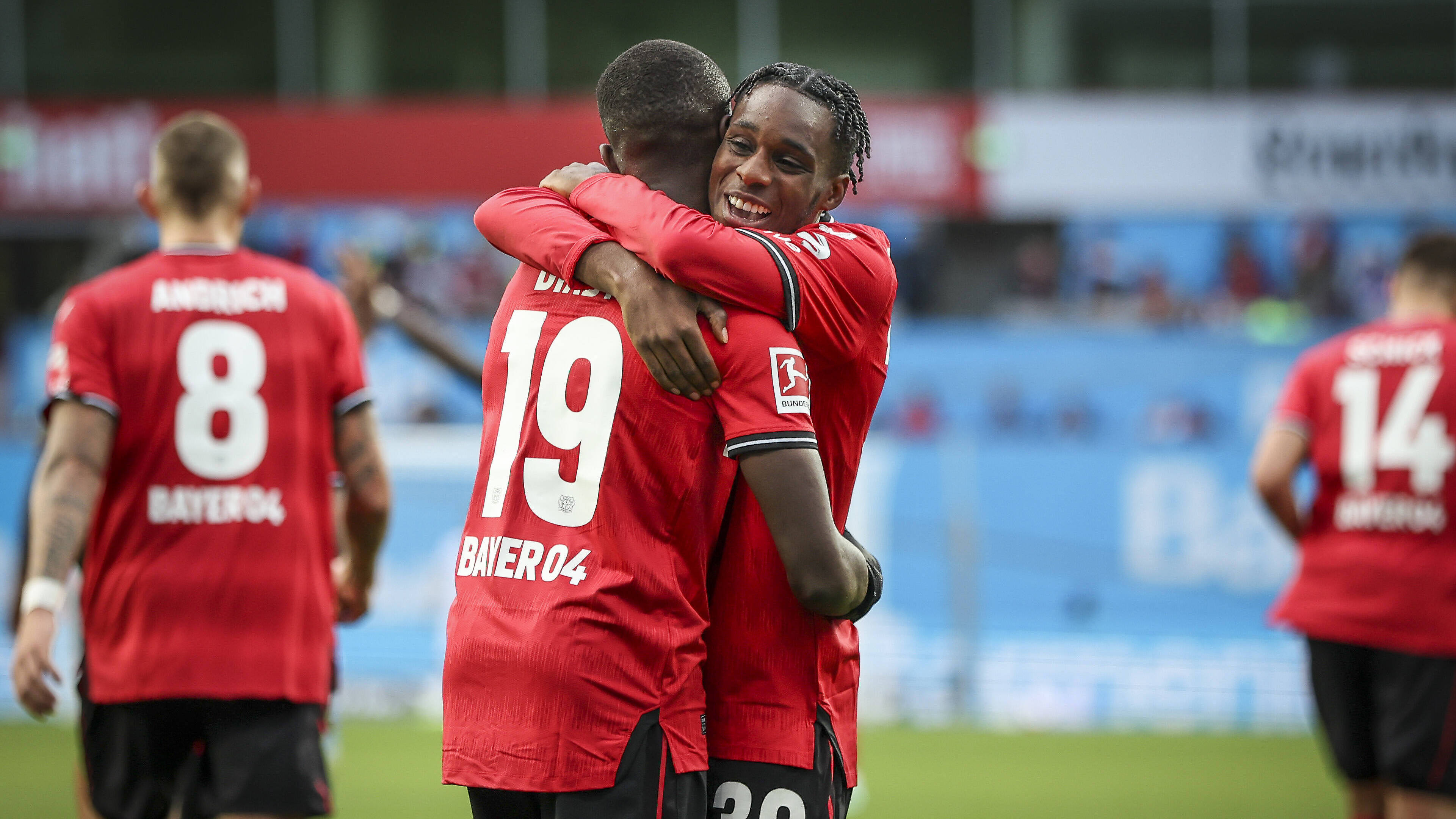 沙尔克不敌勒沃库森，全队集结备战下一场