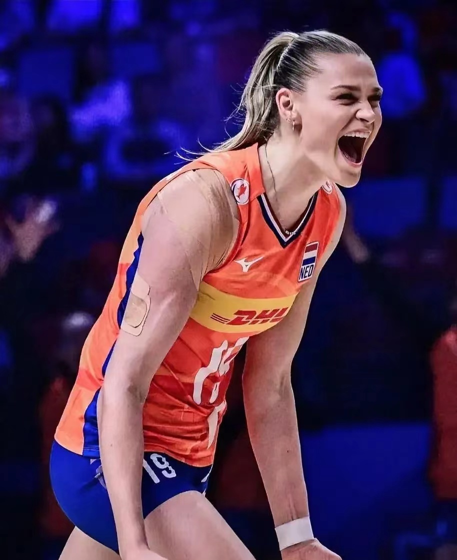 荷兰排球队员精准发球晋级半决赛