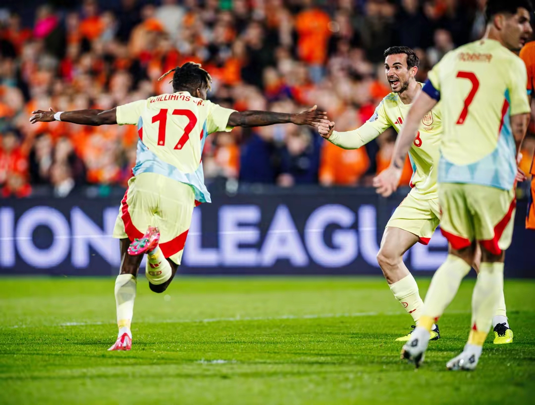 荷兰排球队员精准发球晋级半决赛