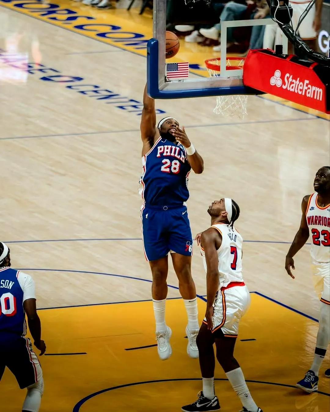 燃烧战火！球员场上拼尽全力