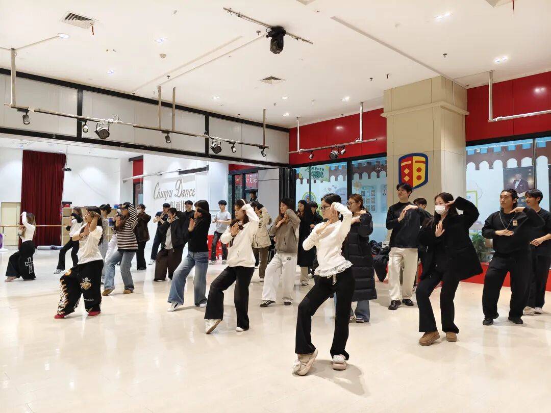 比赛现场掌声不断,情绪高涨亢奋 比赛现场掌声不断,情绪高涨亢奋