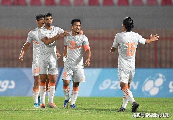 改写成也门足球队激励球迷心血沸腾