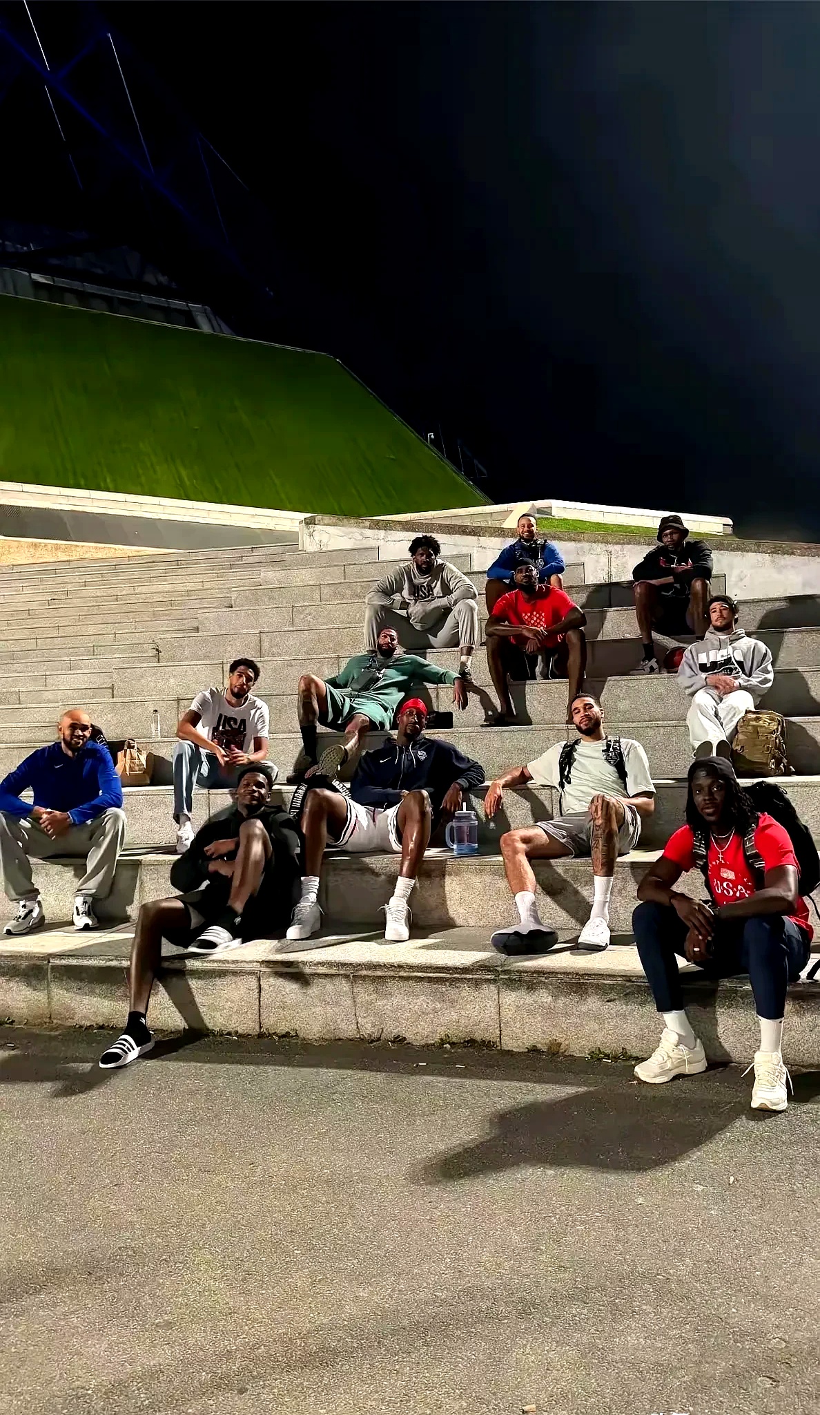 德国队在比赛中惊险获胜,球迷狂欢不已的简单介绍 德国队在比赛中惊险获胜,球迷狂欢不已的简单介绍