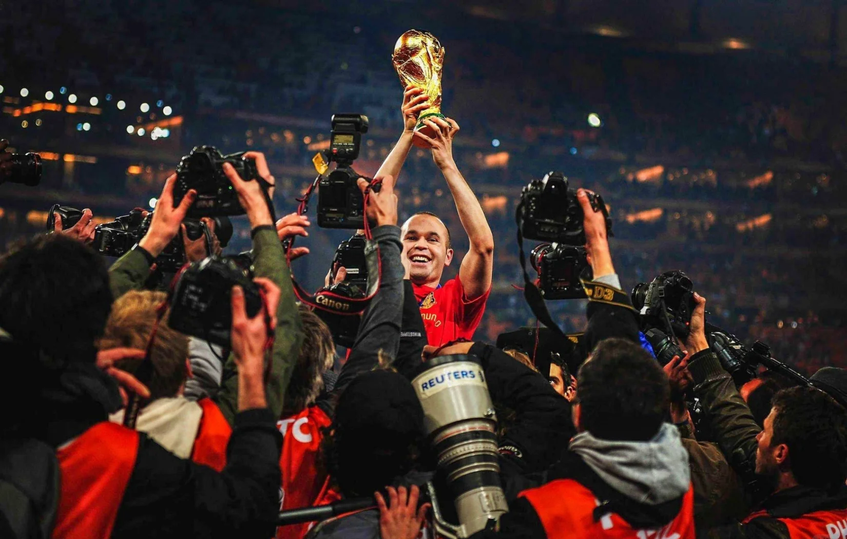 欧洲足球赛事中的一场胜利引发球迷狂热